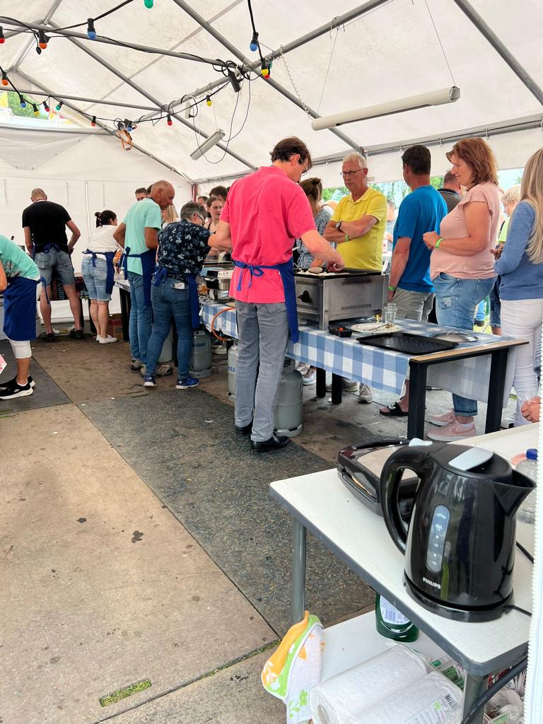 De Ijsclub actief op het dorpsfeest